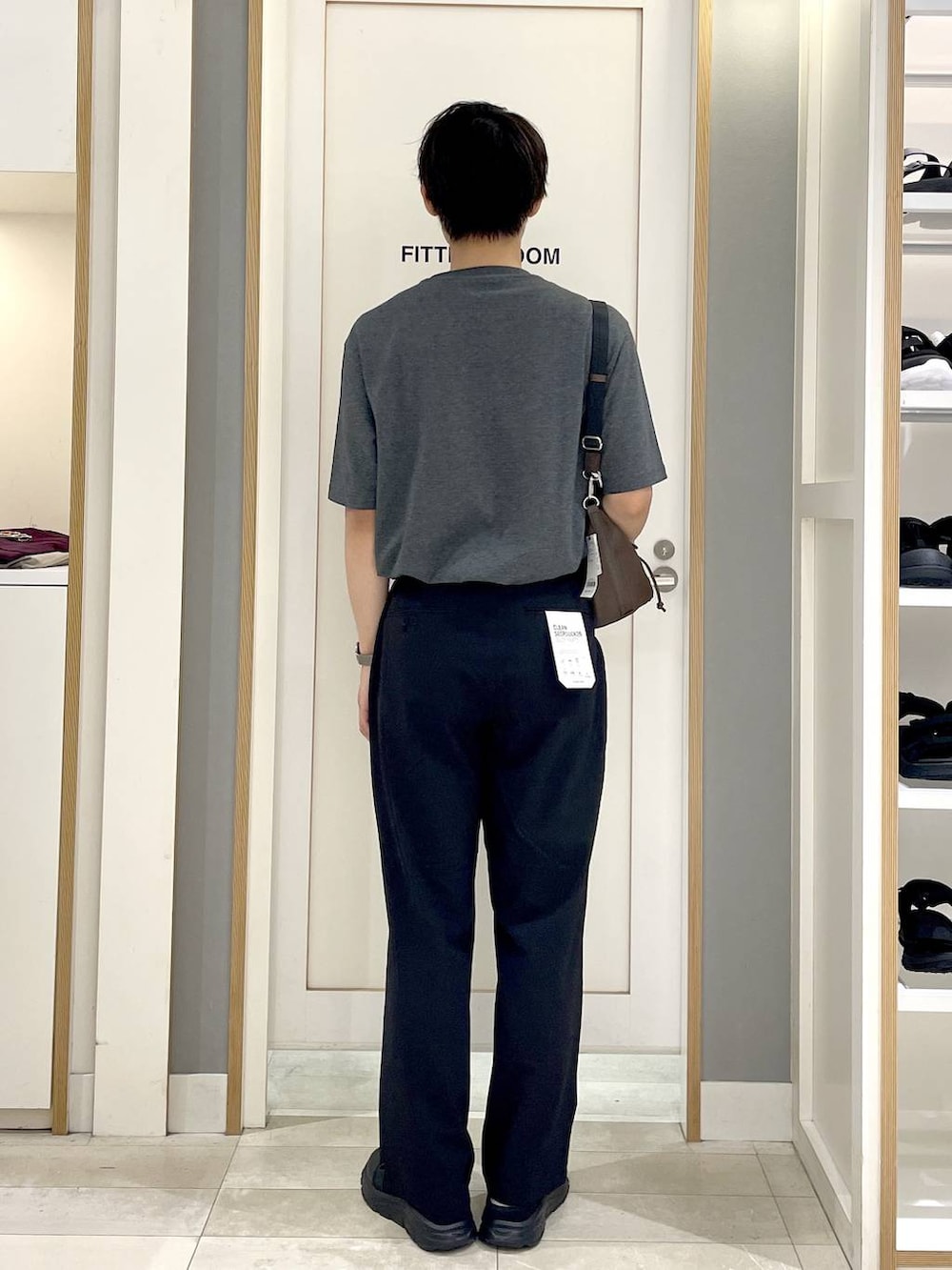 グレー系のTシャツ/カットソー、ブラック系のその他パンツ、ブラック系のサンダルを着用したメンズの夏コーディネートの5枚目の写真