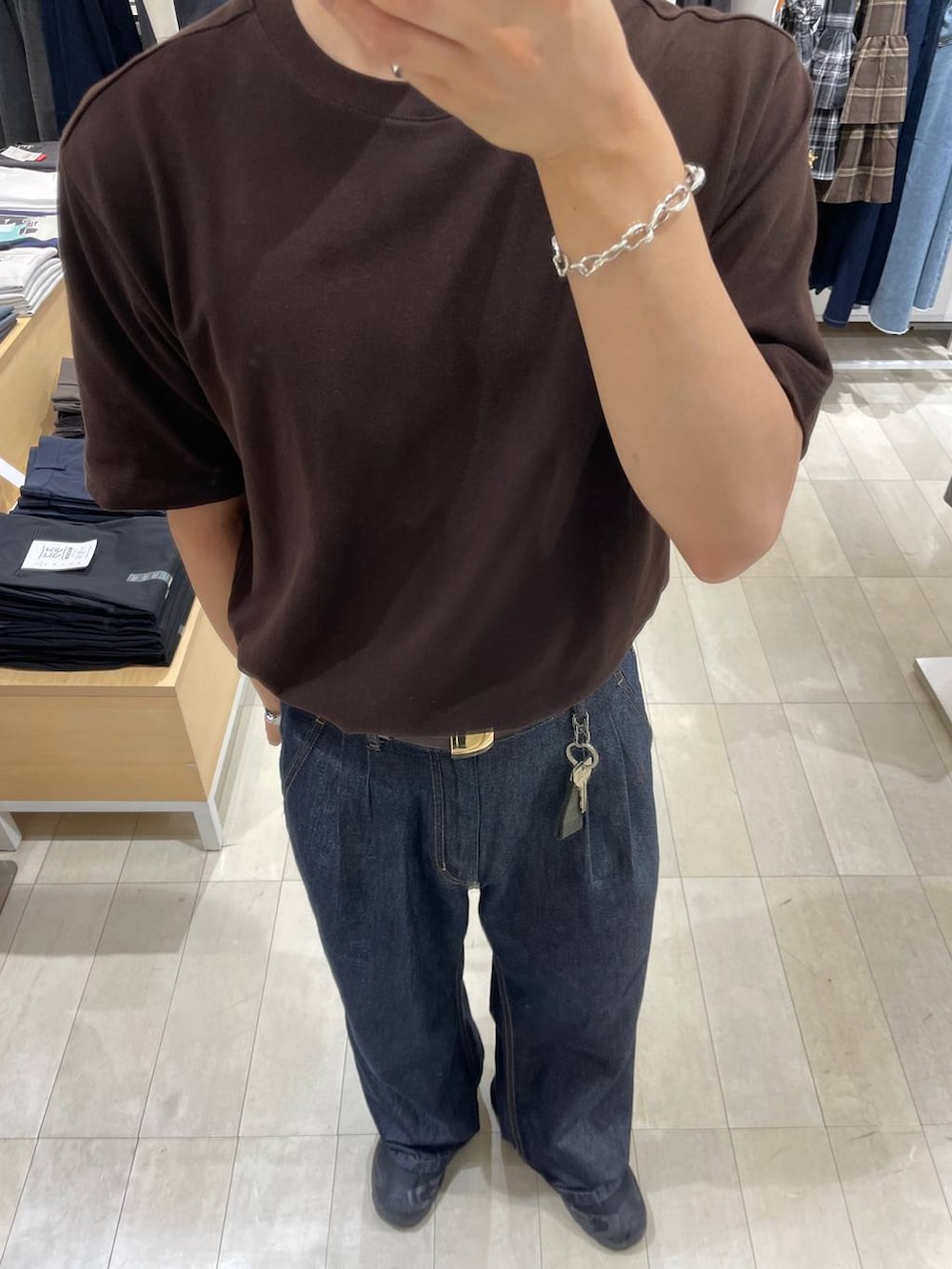 ブラウン系のTシャツ/カットソー、グレー系のその他シューズ、ブルー系のデニムパンツを着用したメンズの夏コーディネートの2枚目の写真