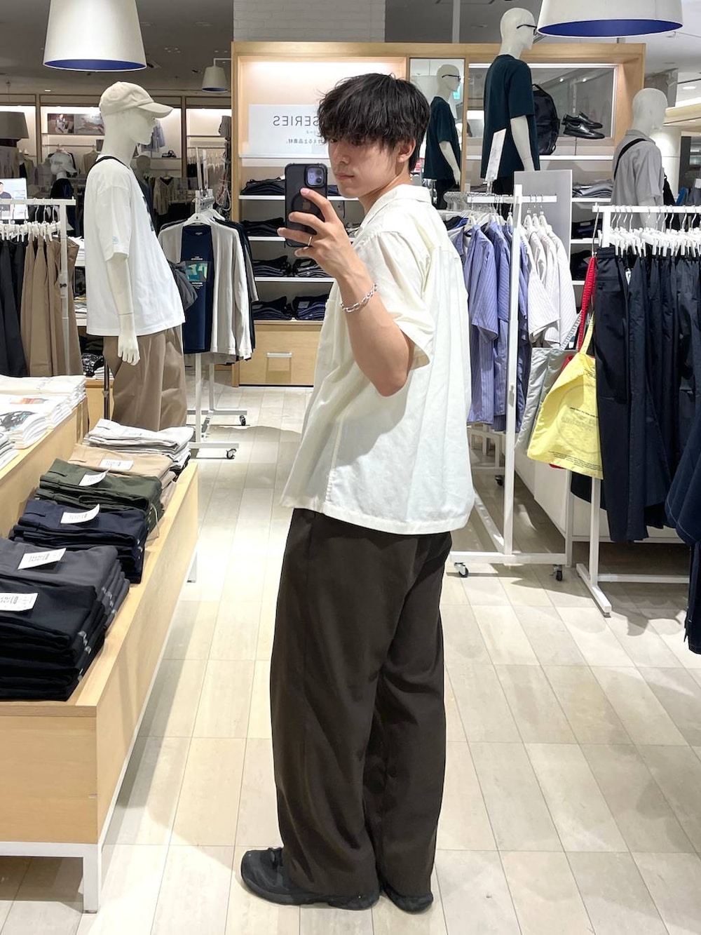 ブラック系のスニーカー、ブラウン系のその他パンツ、ホワイト系のシャツ/ブラウスを着用したメンズの春コーディネートの4枚目の写真
