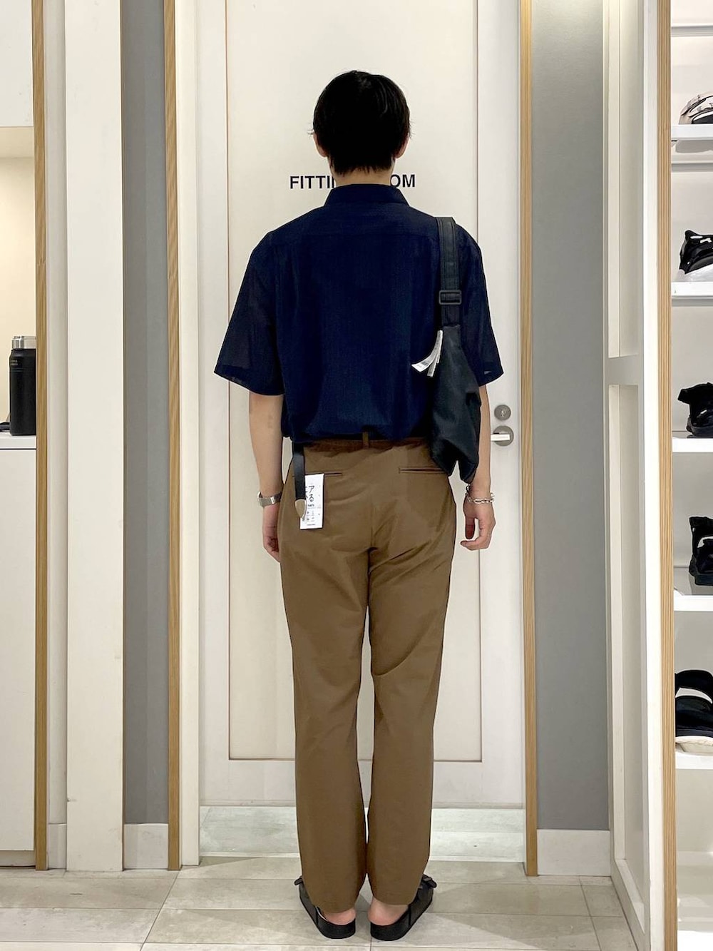 ブラック系のショルダーバッグ、ブルー系のシャツ/ブラウス、イエロー系のその他パンツを着用したメンズの夏コーディネートの5枚目の写真