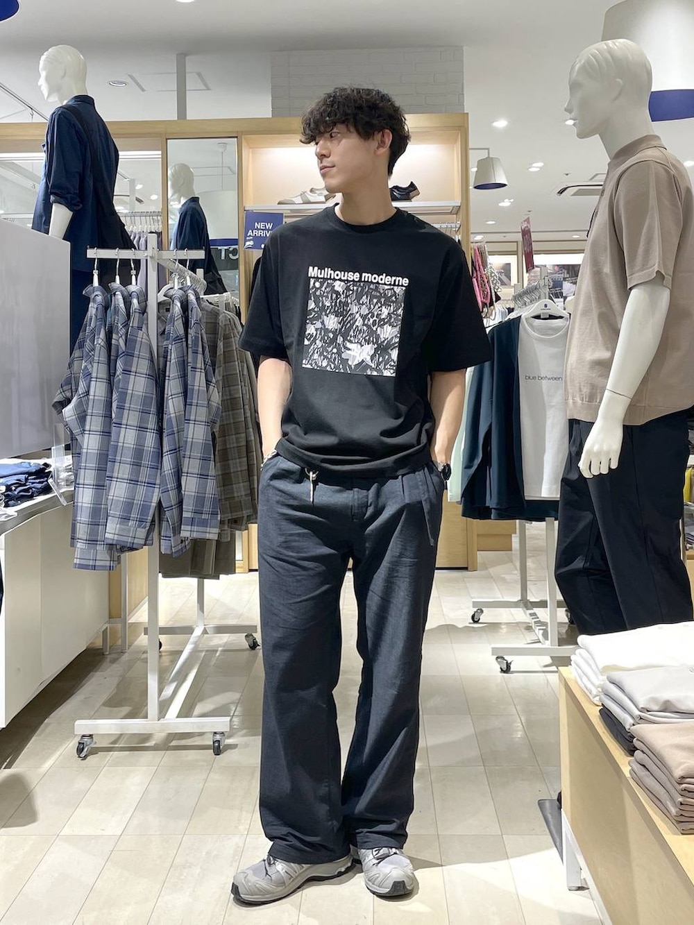 ブルー系のデニムパンツ、ブラック系のTシャツ/カットソーを着用したメンズの夏コーディネートの2枚目の写真