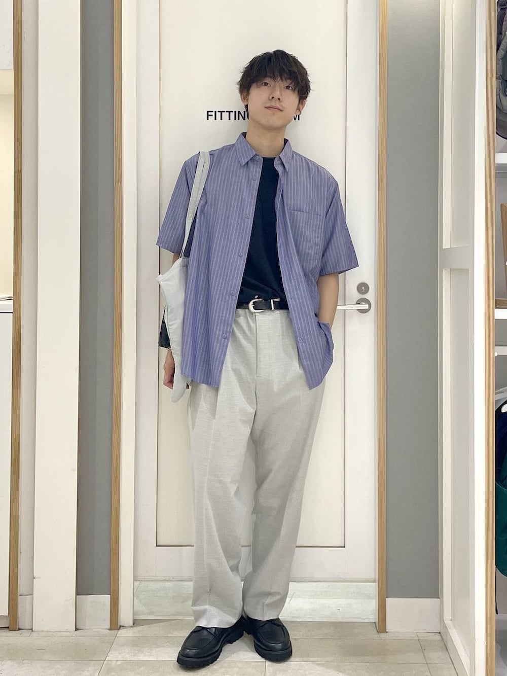 ホワイト系のスラックス、ブラック系のTシャツ/カットソー、グレー系のその他シューズを着用したメンズの夏コーディネートの3枚目の写真