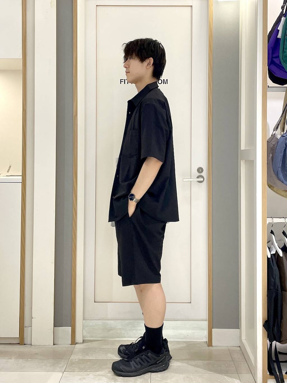 ブラック系のスニーカー、ブラック系のシャツ/ブラウス、ブルー系のTシャツ/カットソーを着用したメンズの夏コーディネートの5枚目の写真
