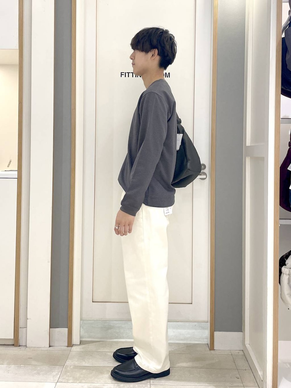 ブラウン系のTシャツ/カットソー、ホワイト系のその他パンツ、グレー系のショルダーバッグを着用したメンズの秋コーディネートの4枚目の写真