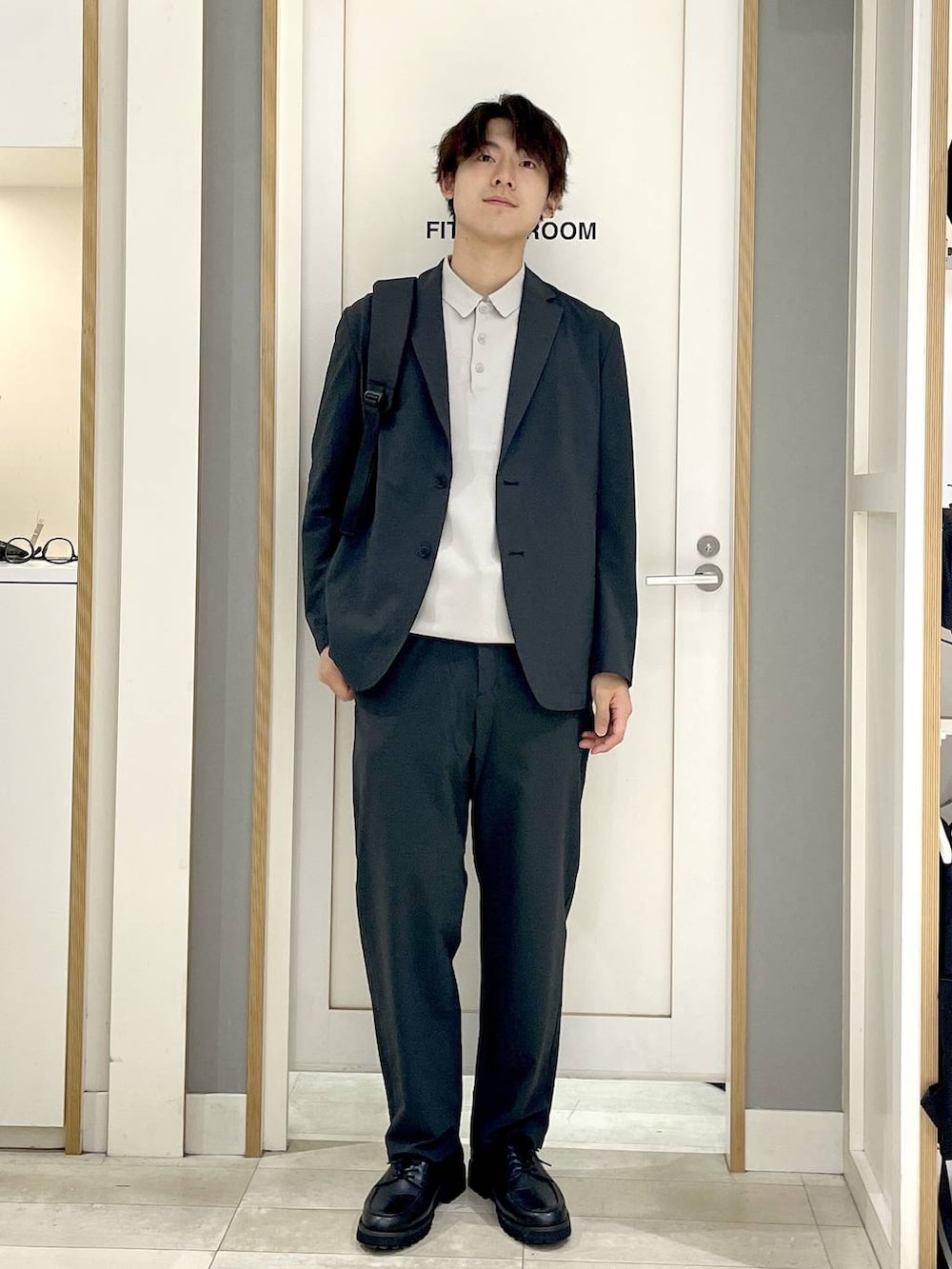 ブラック系のバックパック/リュック、グレー系のその他シューズ、グレー系のその他パンツを着用したメンズの夏コーディネートの3枚目の写真