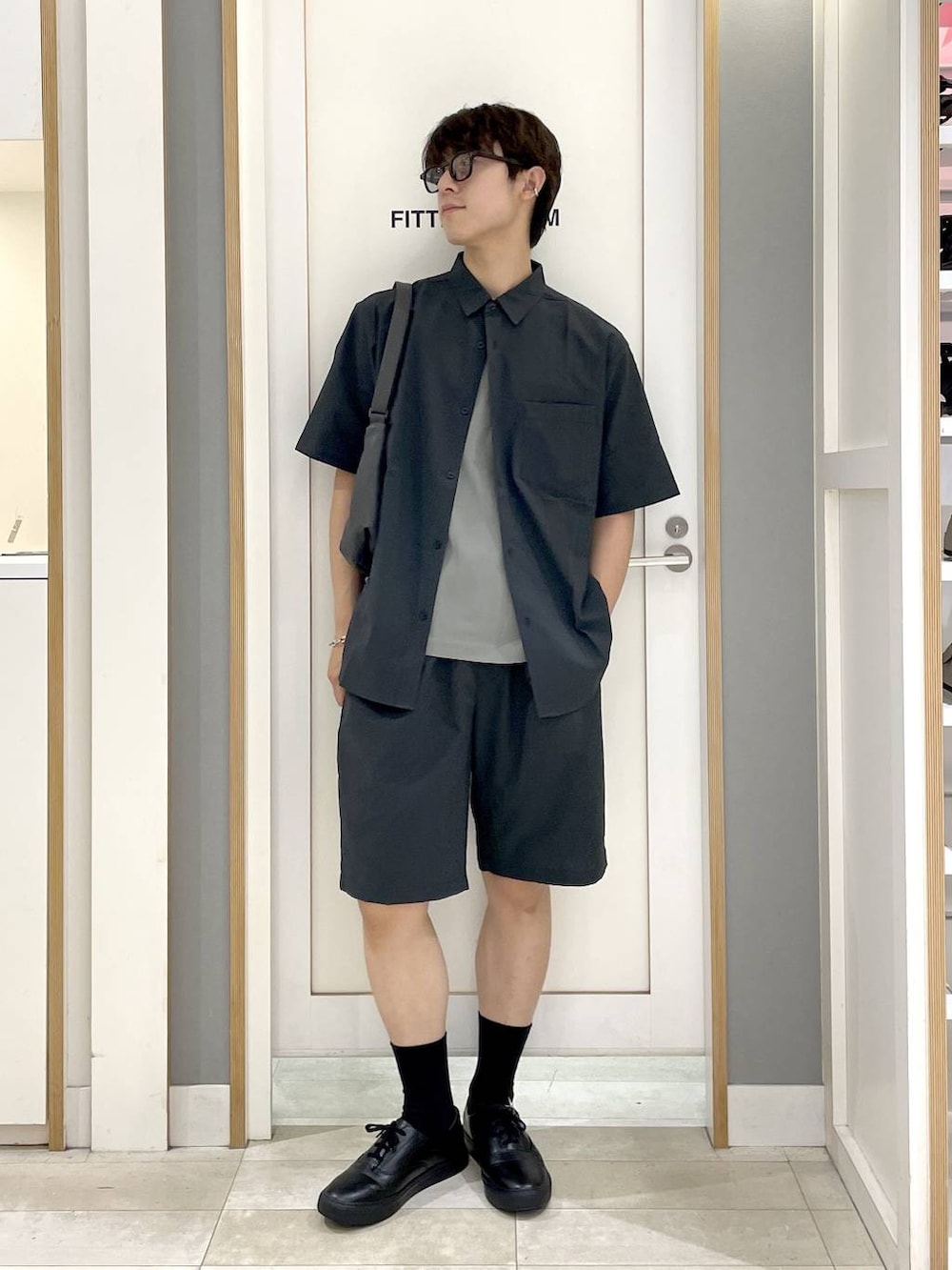 グレー系のその他シューズ、ホワイト系のTシャツ/カットソー、ブラック系のシャツ/ブラウスを着用したメンズの夏コーディネートの3枚目の写真
