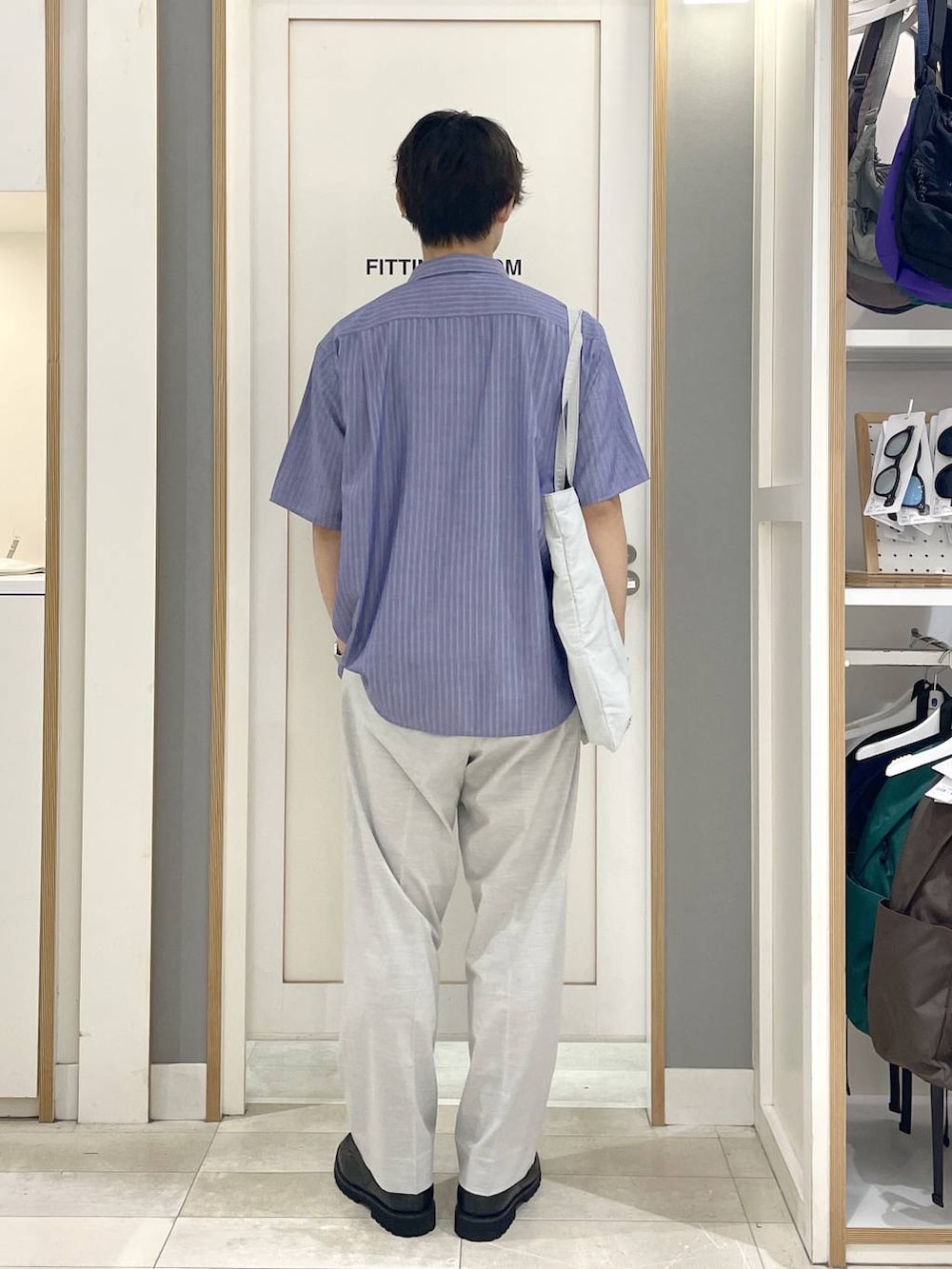 ホワイト系のスラックス、ブラック系のTシャツ/カットソー、グレー系のその他シューズを着用したメンズの夏コーディネートの5枚目の写真