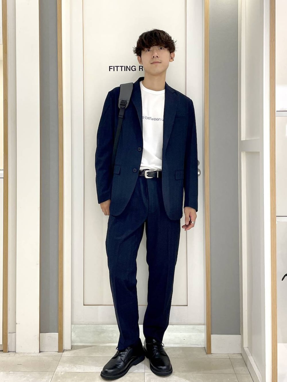 ホワイト系のTシャツ/カットソー、ブラック系のその他シューズ、ブルー系のテーラードジャケットを着用したメンズの秋コーディネートの5枚目の写真
