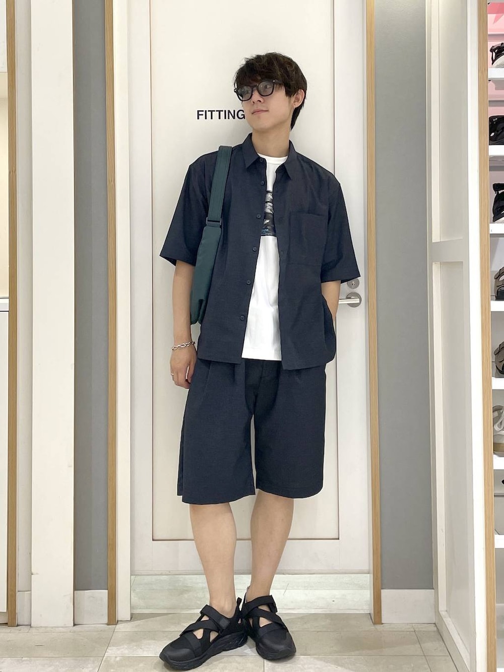 グリーン系のショルダーバッグ、ホワイト系のTシャツ/カットソー、ブルー系のシャツ/ブラウスを着用したメンズの夏コーディネートの4枚目の写真