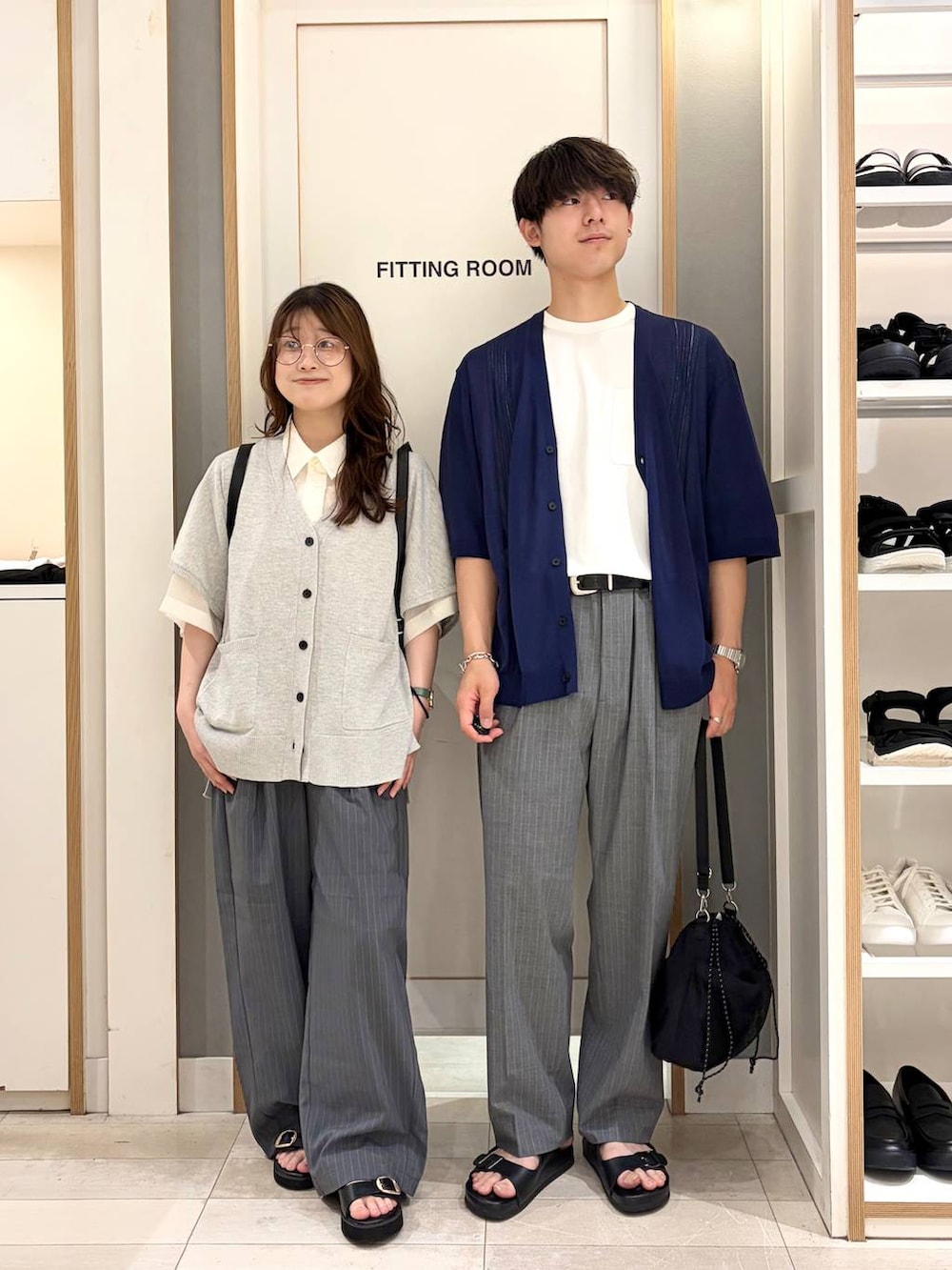 グレー系のカーディガン/ボレロ、グレー系のスラックス、グレー系のその他パンツを着用したメンズの夏コーディネートの2枚目の写真