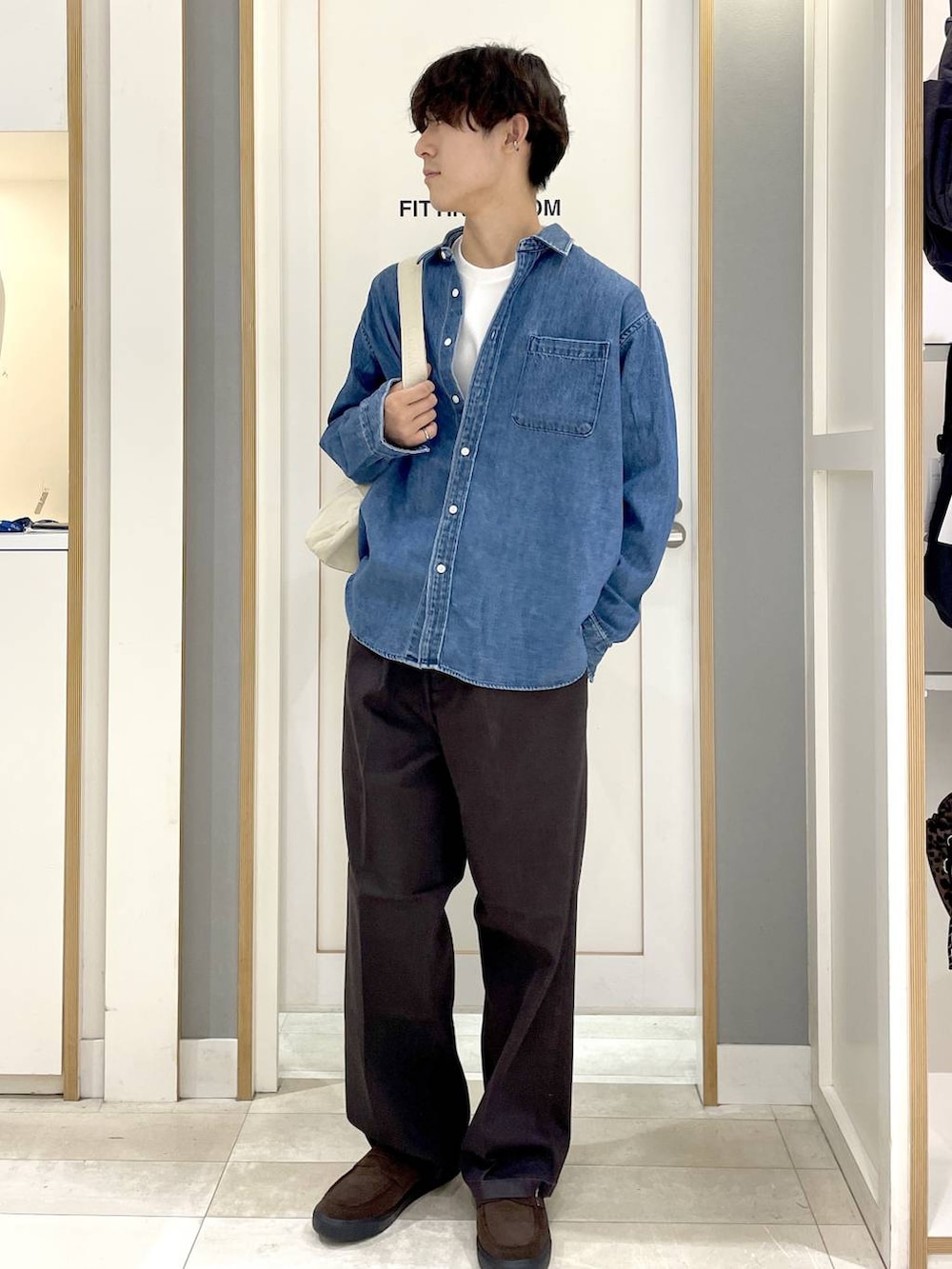 ブルー系のシャツ/ブラウス、ホワイト系のショルダーバッグ、グレー系のその他シューズを着用したメンズの秋コーディネートの3枚目の写真