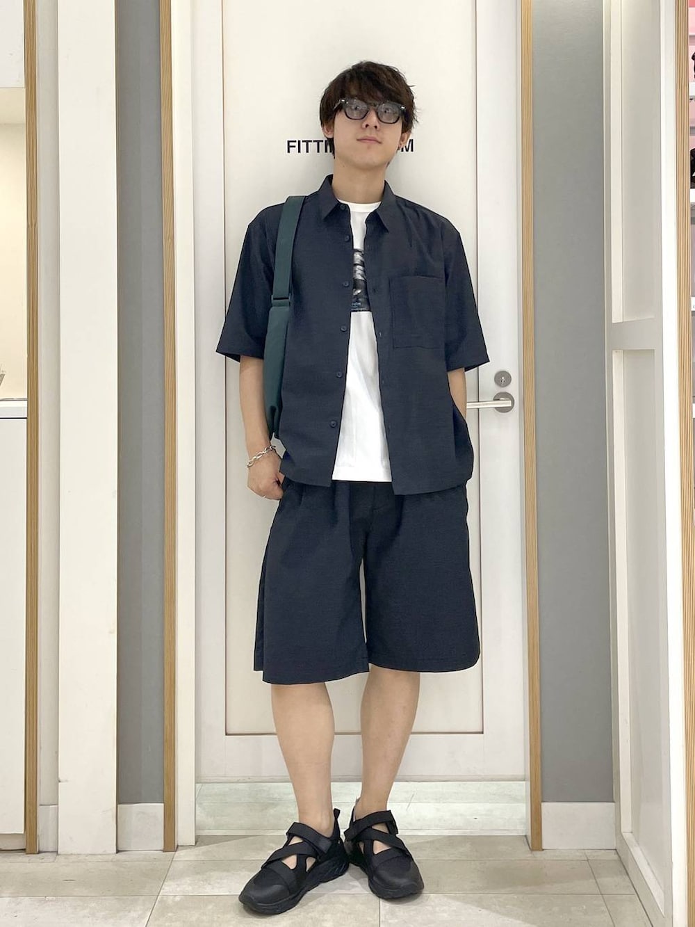 グリーン系のショルダーバッグ、ホワイト系のTシャツ/カットソー、ブルー系のシャツ/ブラウスを着用したメンズの夏コーディネートの2枚目の写真