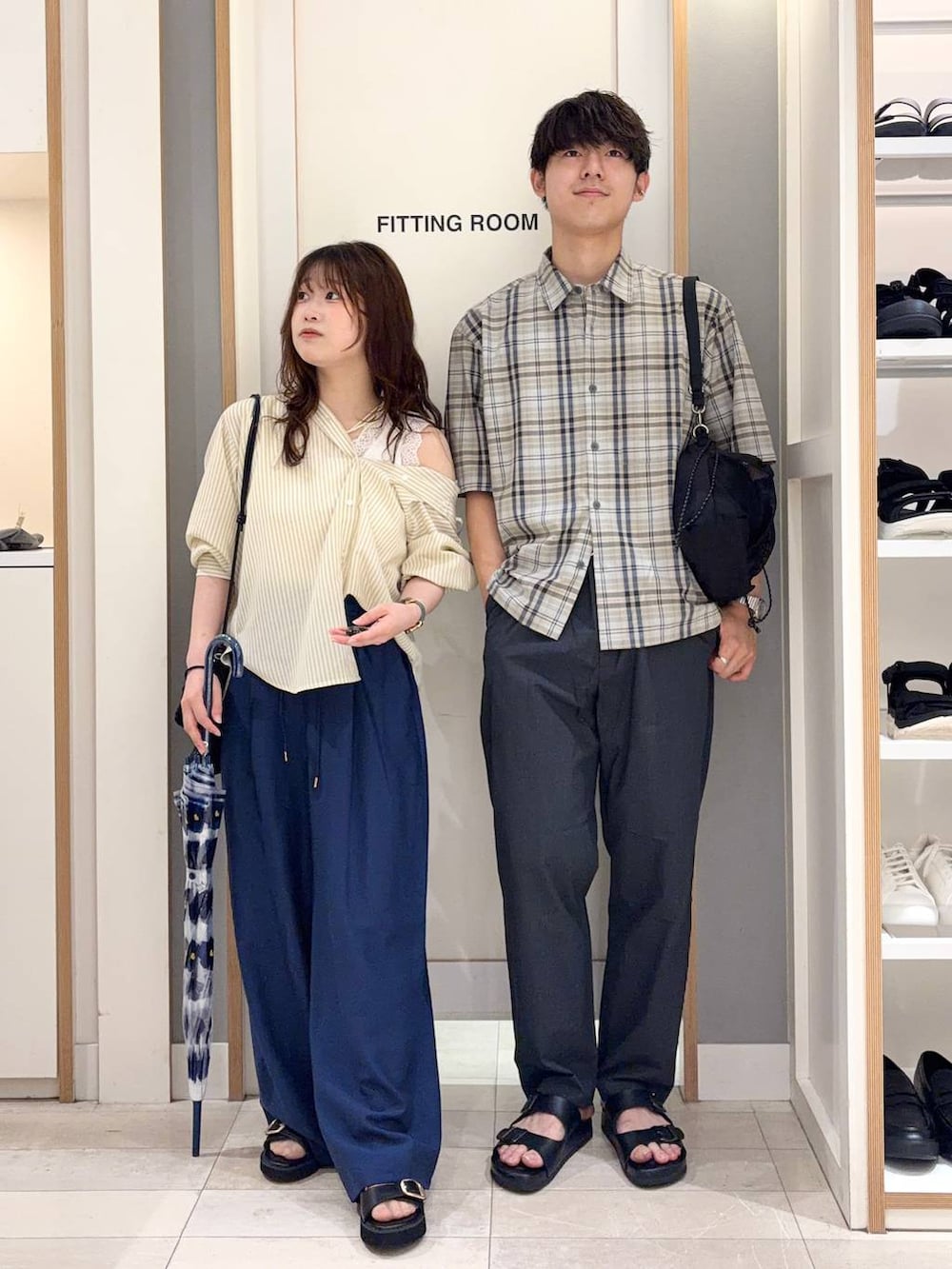 グレー系のその他パンツ、ブルー系のその他パンツ、ベージュ系のシャツ/ブラウスを着用したメンズの夏コーディネートの2枚目の写真