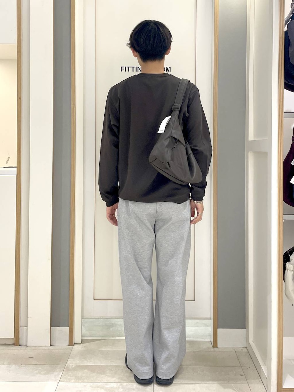 グレー系のその他パンツ、ブラック系のスニーカー、グレー系のショルダーバッグを着用したメンズの秋コーディネートの7枚目の写真