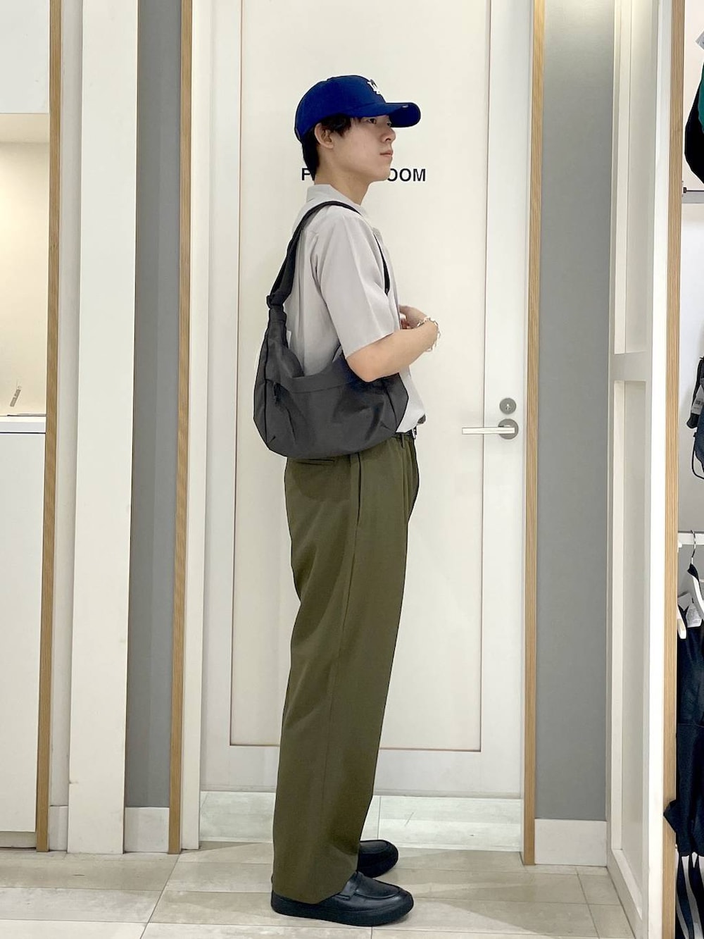 グレー系のその他シューズ、グレー系のショルダーバッグ、グリーン系のその他パンツを着用したメンズの夏コーディネートの5枚目の写真