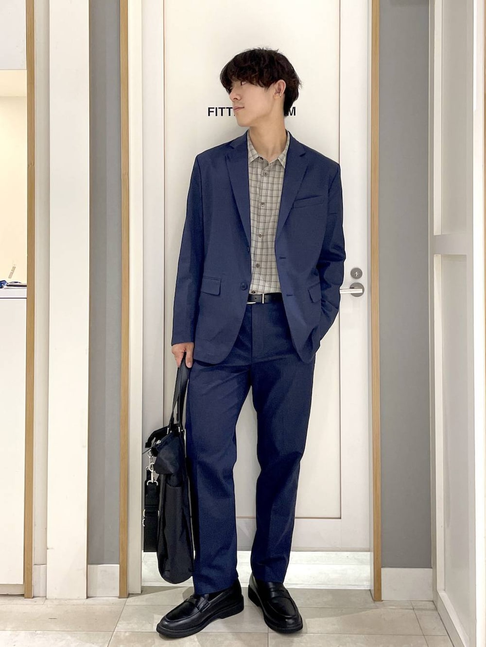 ベージュ系のシャツ/ブラウス、ブルー系のデニムジャケット、ブルー系のスラックスを着用したメンズの秋コーディネートの2枚目の写真
