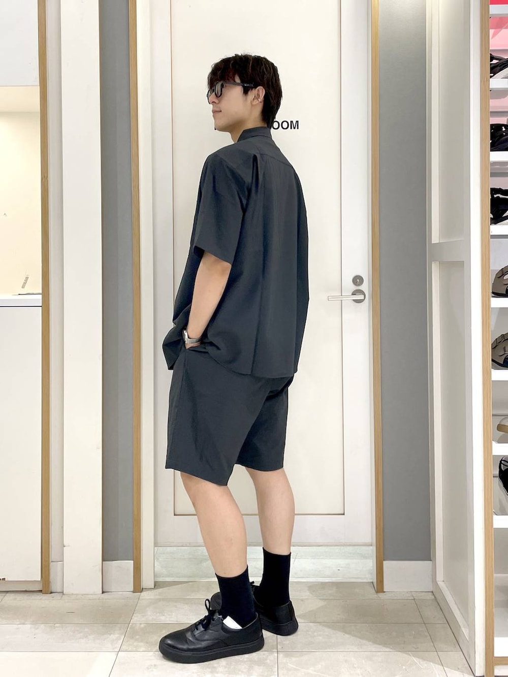 グレー系のその他シューズ、ホワイト系のTシャツ/カットソー、ブラック系のシャツ/ブラウスを着用したメンズの夏コーディネートの5枚目の写真