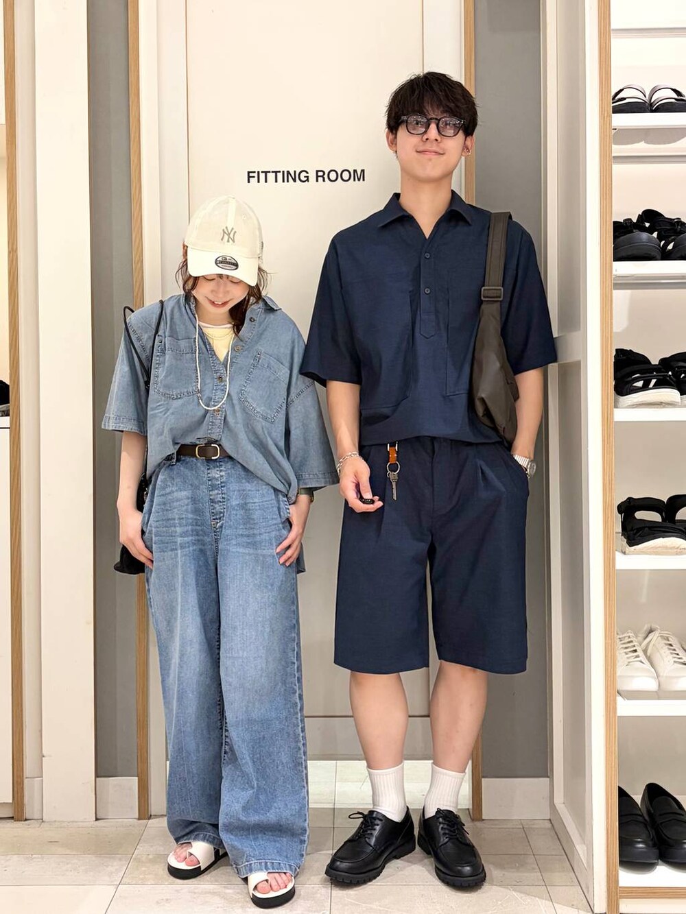 ブラウン系のショルダーバッグ、ブルー系のデニムパンツ、グレー系のその他シューズを着用したメンズの夏コーディネートの3枚目の写真