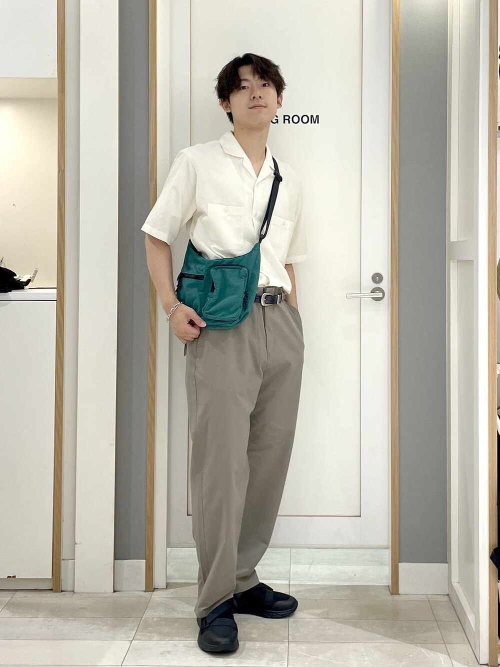 ホワイト系のシャツ/ブラウス、ブラウン系のその他パンツ、グリーン系のショルダーバッグを着用したメンズの夏コーディネートの3枚目の写真