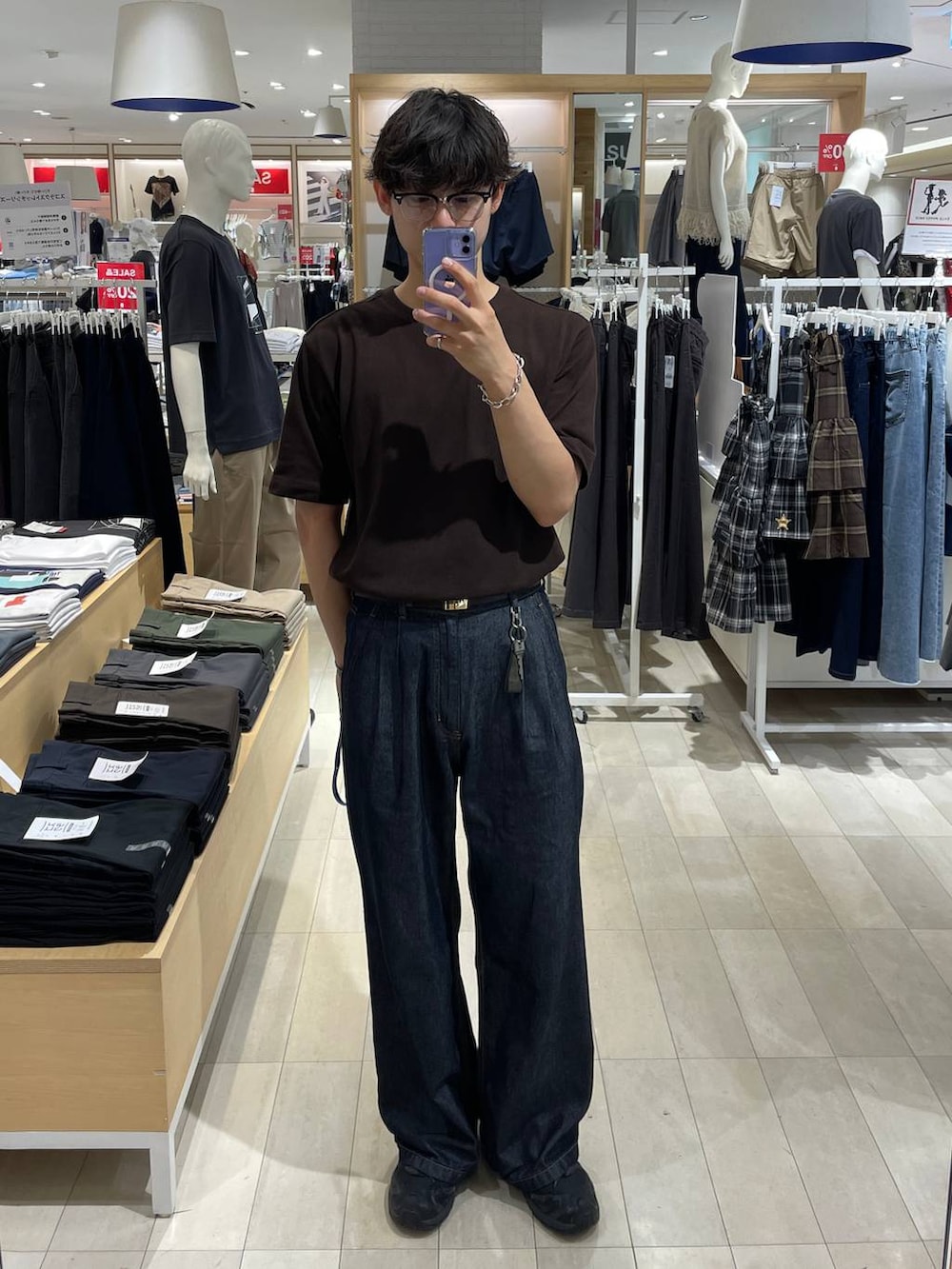 ブラウン系のTシャツ/カットソー、グレー系のその他シューズ、ブルー系のデニムパンツを着用したメンズの夏コーディネートの3枚目の写真