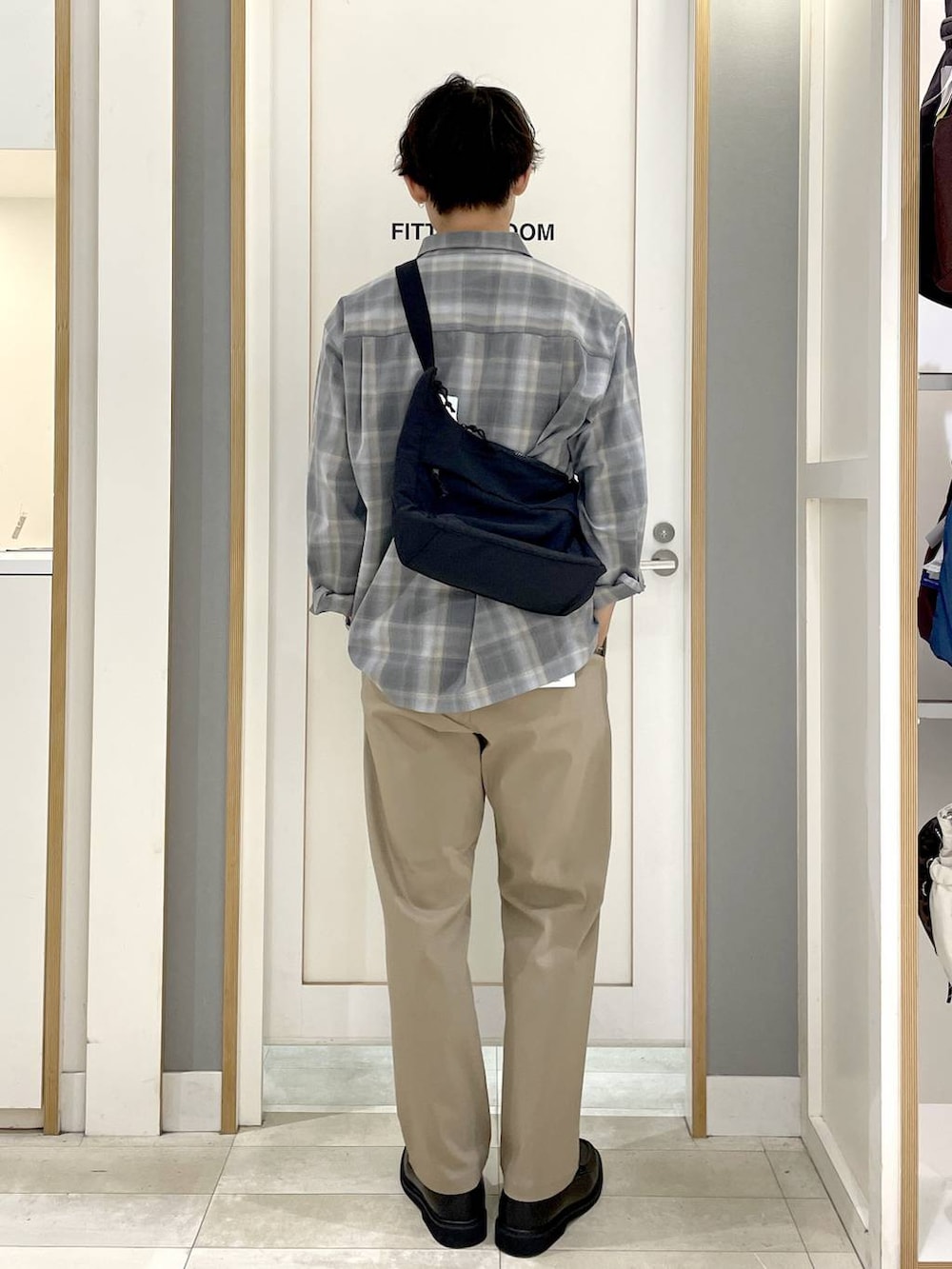 ベージュ系のその他パンツ、グレー系のショルダーバッグ、グレー系のその他シューズを着用したメンズの秋コーディネートの7枚目の写真