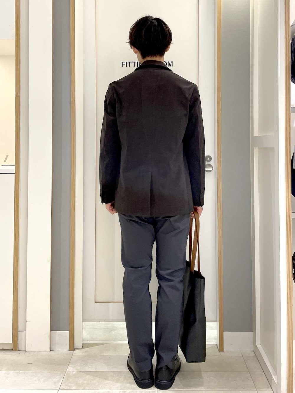 グレー系のその他パンツ、ブラック系のトートバッグ、グレー系のその他シューズを着用したメンズの秋コーディネートの6枚目の写真