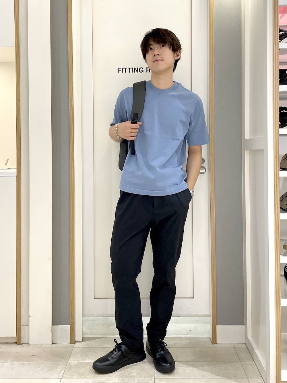 グレー系のバックパック/リュック、グレー系のその他シューズ、ブラック系のその他パンツを着用したメンズの夏コーディネートの2枚目の写真