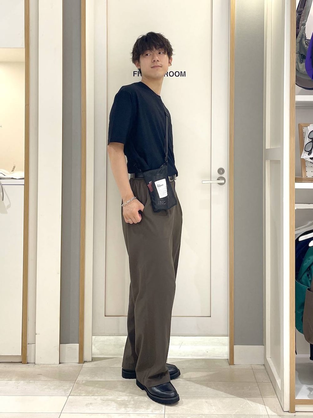 ブラウン系のその他パンツ、ブラック系のTシャツ/カットソー、グレー系のその他シューズを着用したメンズの夏コーディネートの2枚目の写真