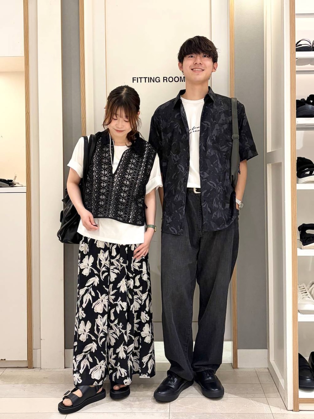 グレー系のその他シューズ、ホワイト系のTシャツ/カットソー、ホワイト系のTシャツ/カットソーを着用したメンズの夏コーディネートの3枚目の写真