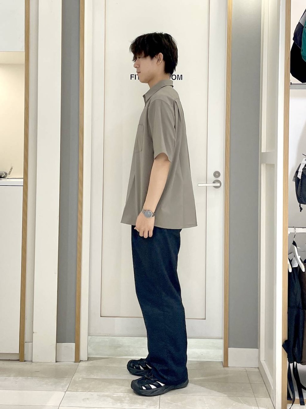 ブラウン系のシャツ/ブラウス、ブルー系のデニムパンツを着用したメンズの夏コーディネートの4枚目の写真