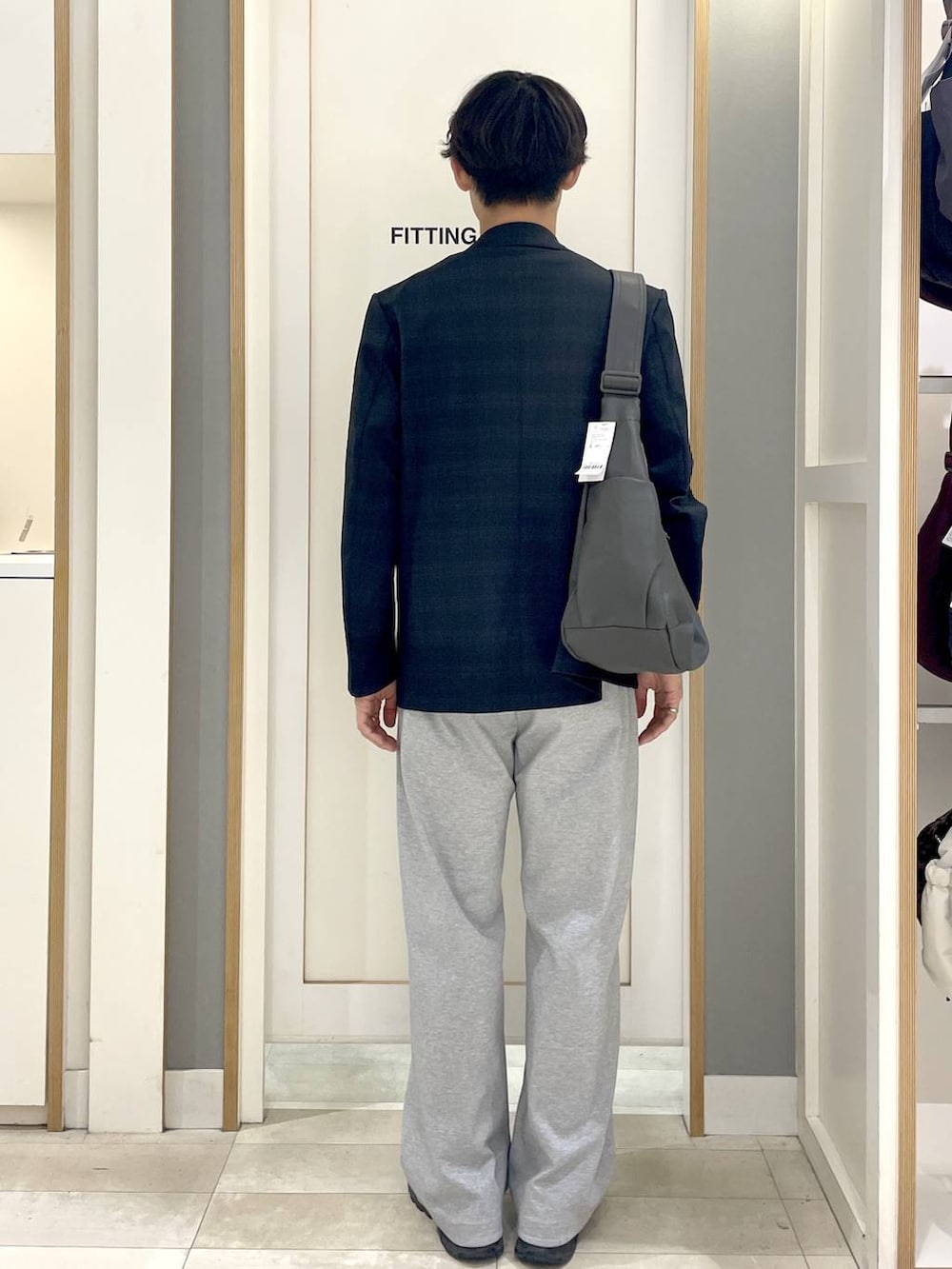 グレー系のその他パンツ、グレー系のTシャツ/カットソー、ブラック系のスニーカーを着用したメンズの秋コーディネートの5枚目の写真