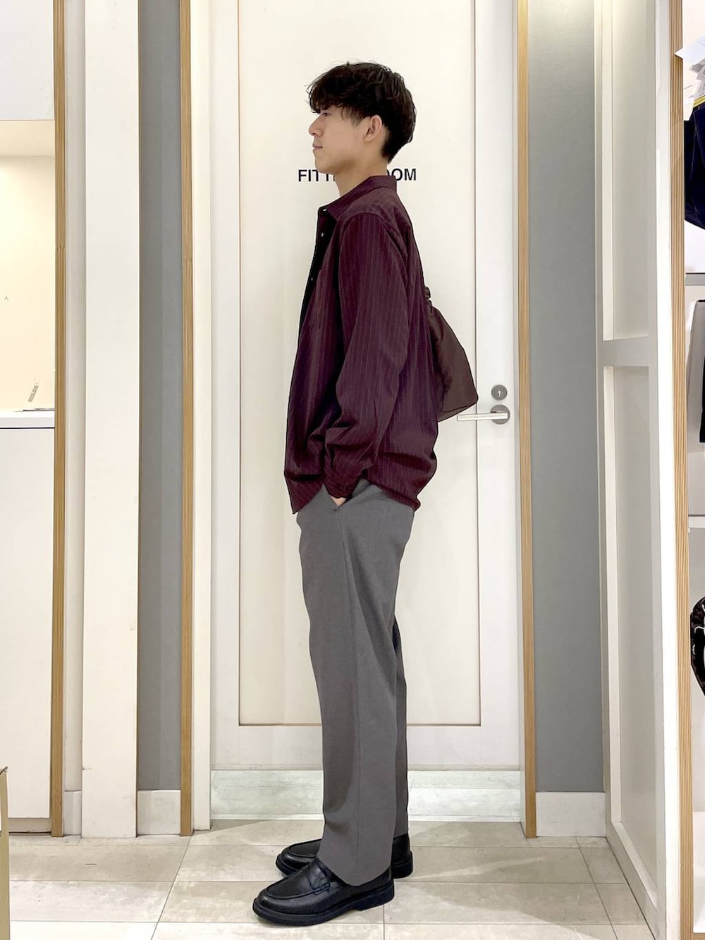 レッド系のショルダーバッグ、グレー系のその他シューズ、グレー系のその他パンツを着用したメンズの秋コーディネートの6枚目の写真