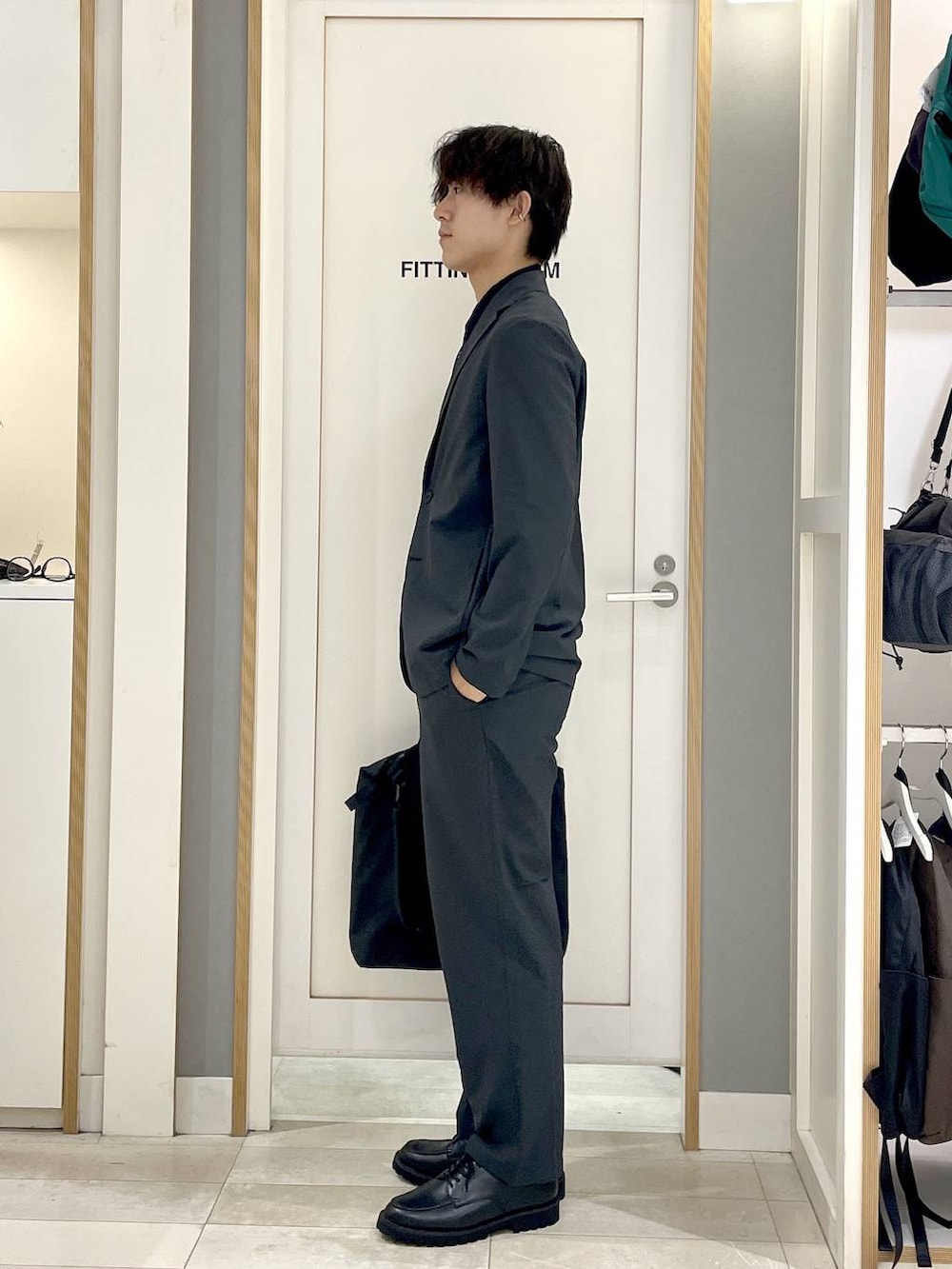 グレー系のその他シューズ、グレー系のその他パンツ、グレー系のテーラードジャケットを着用したメンズの夏コーディネートの4枚目の写真