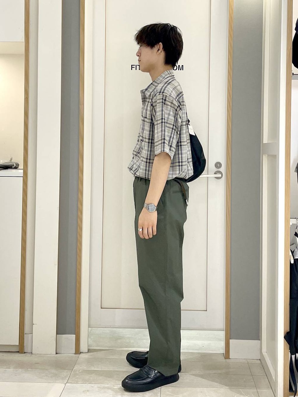 グレー系のその他シューズ、ブラック系のショルダーバッグ、グリーン系のその他パンツを着用したメンズの夏コーディネートの4枚目の写真