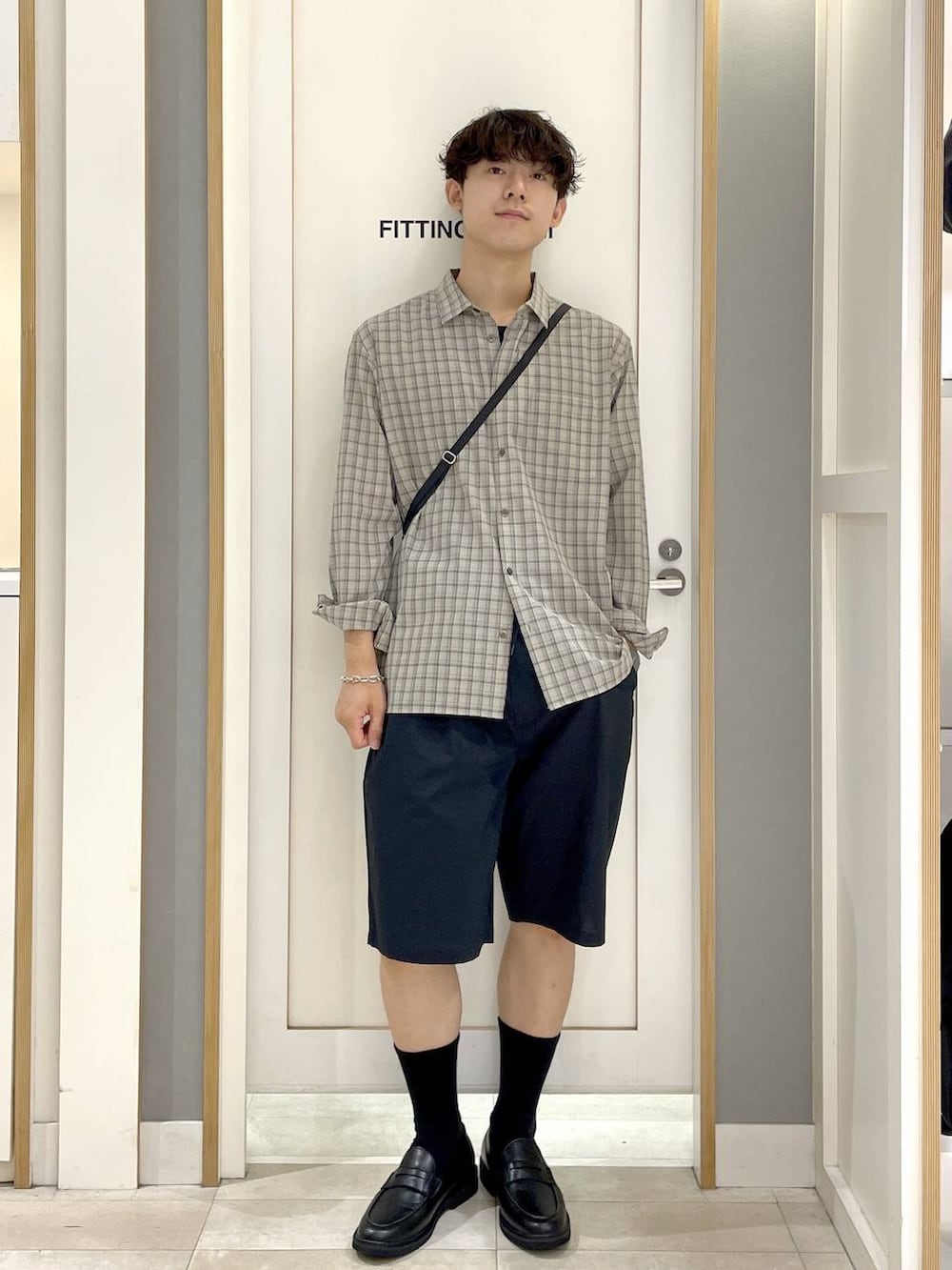 ベージュ系のシャツ/ブラウス、グレー系のその他シューズ、ブラック系のその他パンツを着用したメンズの夏コーディネートの3枚目の写真