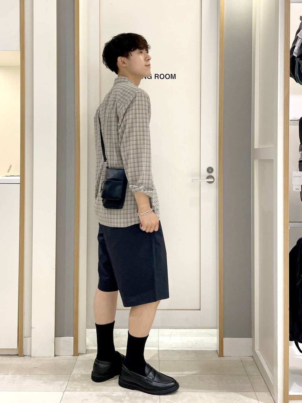 ベージュ系のシャツ/ブラウス、グレー系のその他シューズ、ブラック系のその他パンツを着用したメンズの夏コーディネートの6枚目の写真