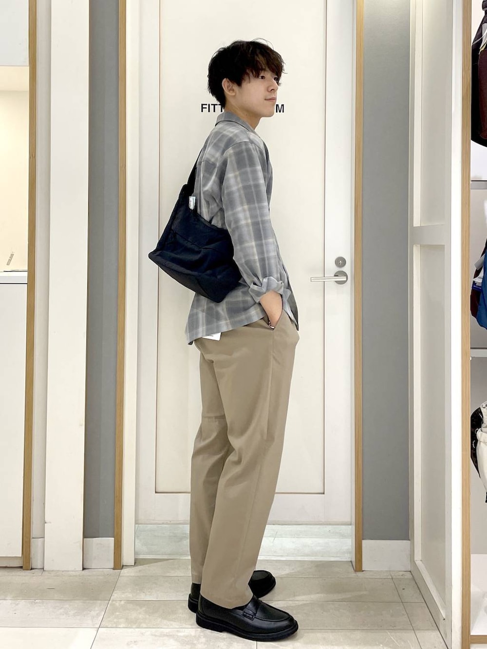 ベージュ系のその他パンツ、グレー系のショルダーバッグ、グレー系のその他シューズを着用したメンズの秋コーディネートの5枚目の写真