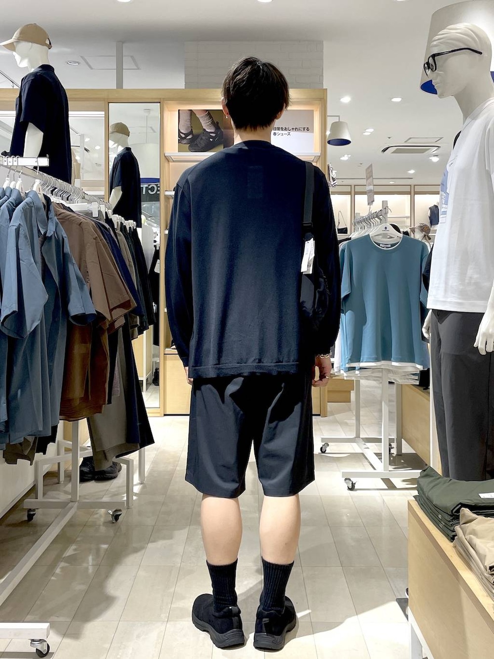 ブラック系のスリッポン、ブラック系のその他パンツ、ブラック系のカーディガン/ボレロを着用したメンズの夏コーディネートの4枚目の写真