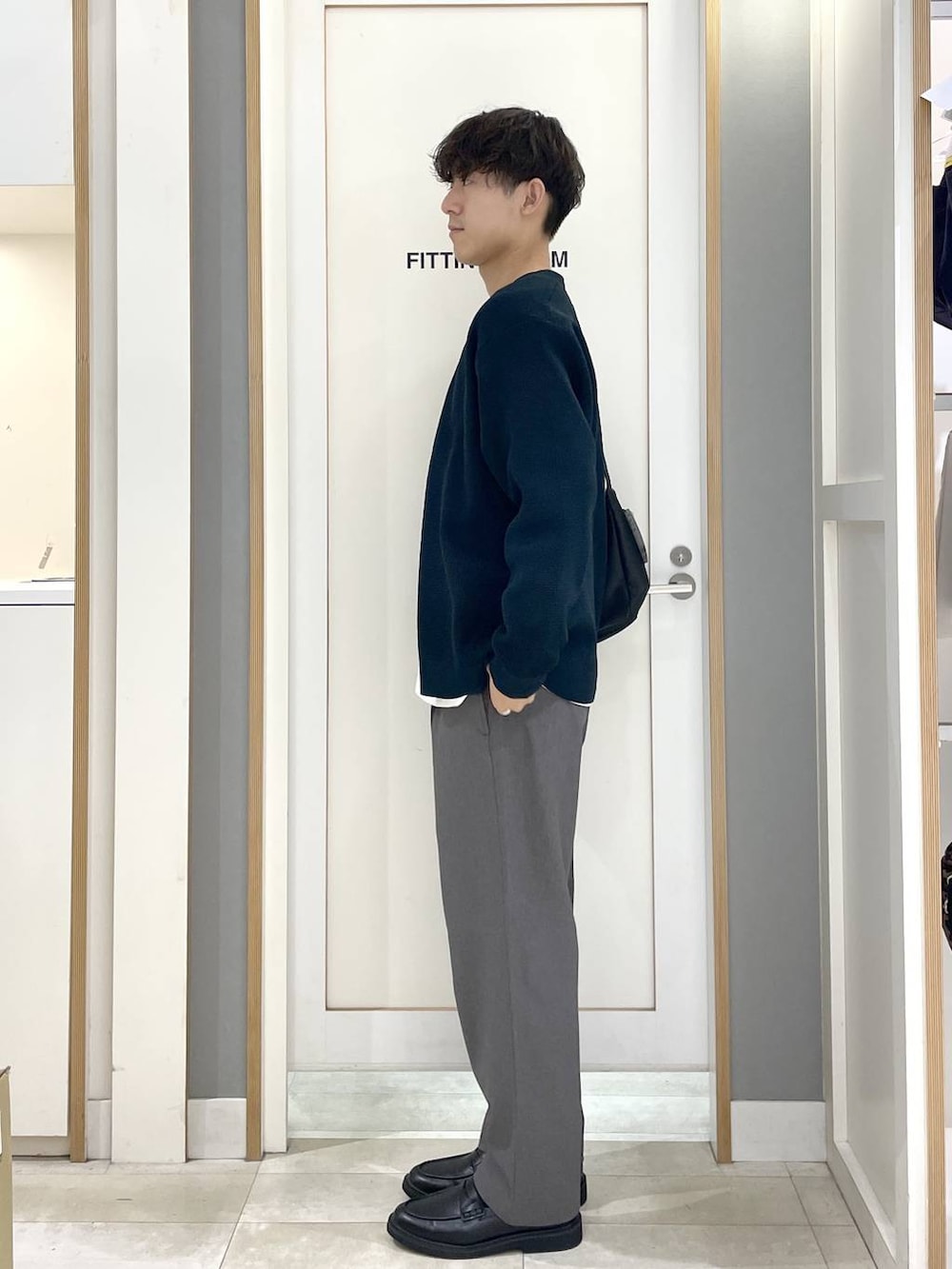 グリーン系のカーディガン/ボレロ、グレー系のその他シューズ、グレー系のショルダーバッグを着用したメンズの秋コーディネートの5枚目の写真