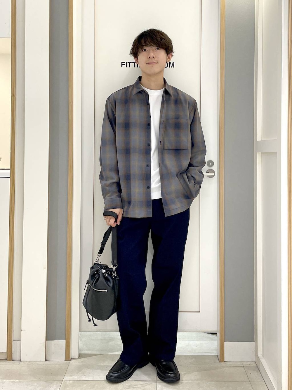 ブラック系のショルダーバッグ、ブルー系のその他パンツ、グレー系のその他シューズを着用したメンズの秋コーディネートの3枚目の写真
