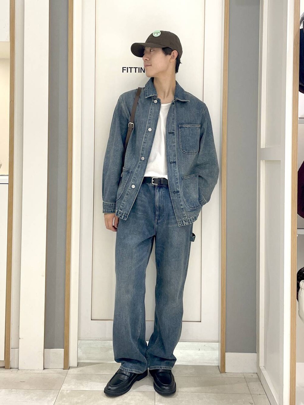 グレー系のその他シューズ、ブルー系のデニムパンツ、ブルー系のデニムジャケットを着用したメンズの秋コーディネートの2枚目の写真