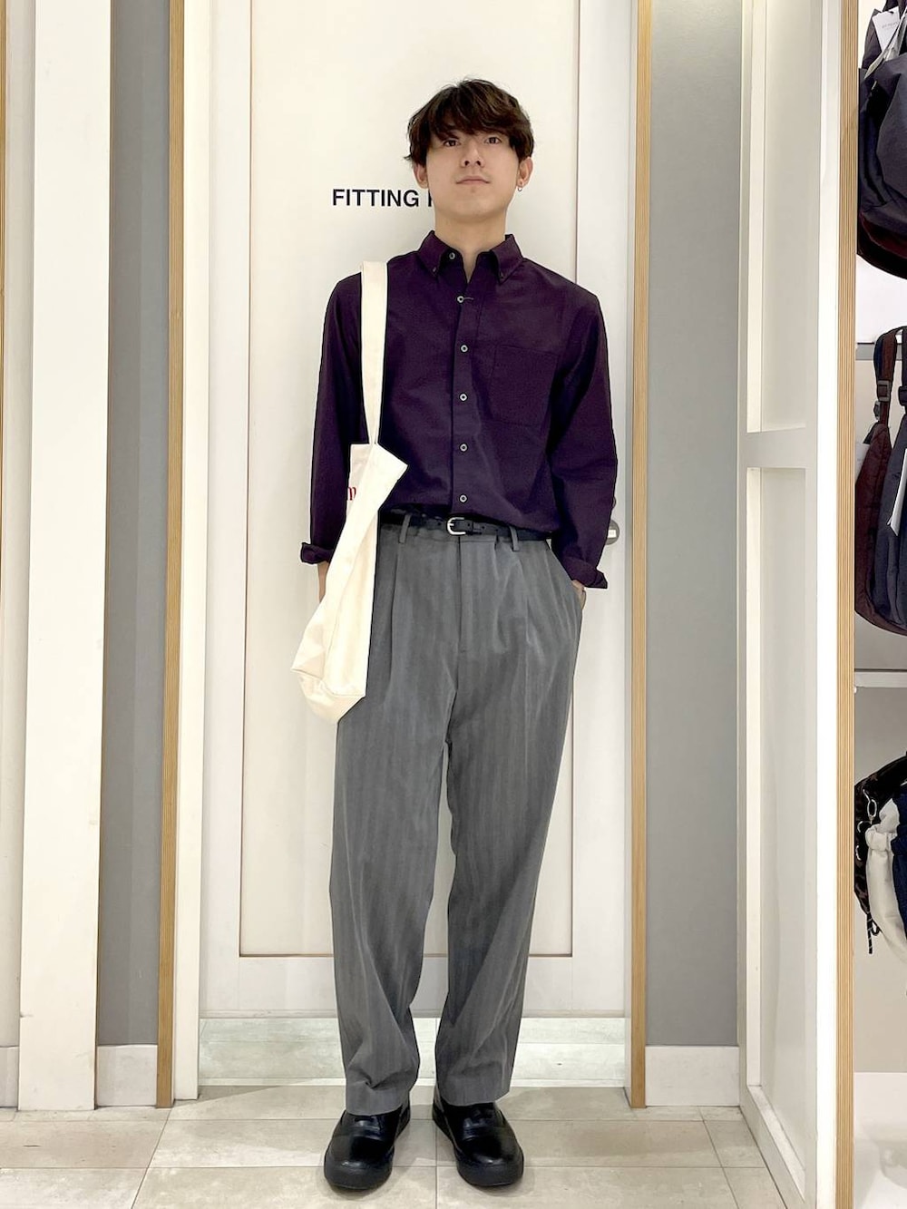 グレー系のその他パンツ、グレー系のその他シューズ、ホワイト系のトートバッグを着用したメンズの夏コーディネートの3枚目の写真