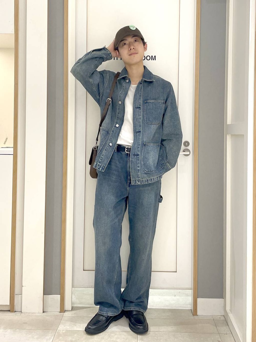 グレー系のその他シューズ、ブルー系のデニムパンツ、ブルー系のデニムジャケットを着用したメンズの秋コーディネートの3枚目の写真