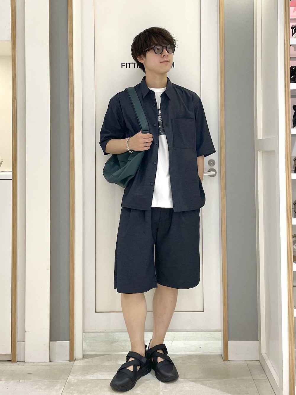 グリーン系のショルダーバッグ、ホワイト系のTシャツ/カットソー、ブルー系のシャツ/ブラウスを着用したメンズの夏コーディネートの3枚目の写真