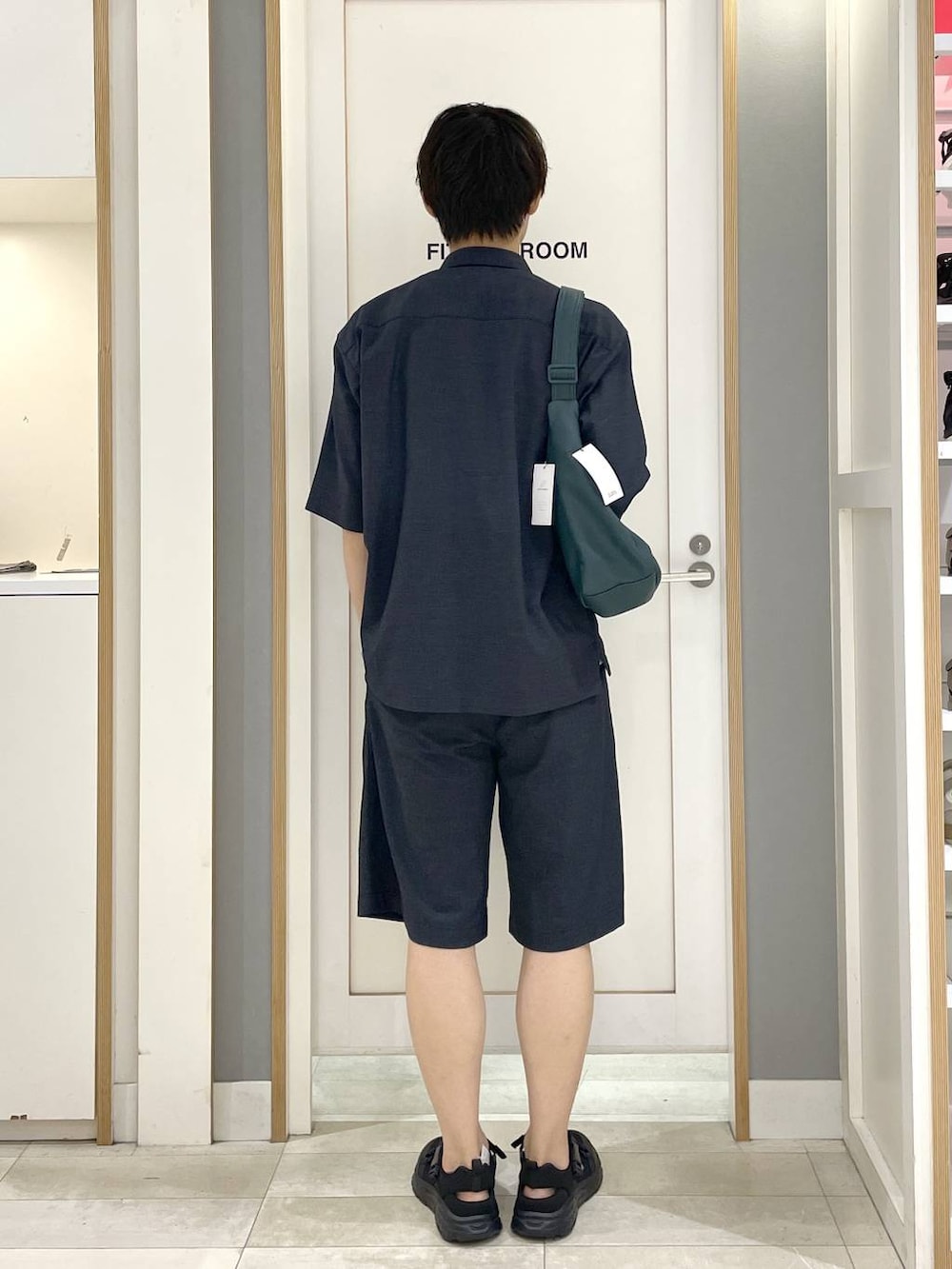 グリーン系のショルダーバッグ、ホワイト系のTシャツ/カットソー、ブルー系のシャツ/ブラウスを着用したメンズの夏コーディネートの7枚目の写真