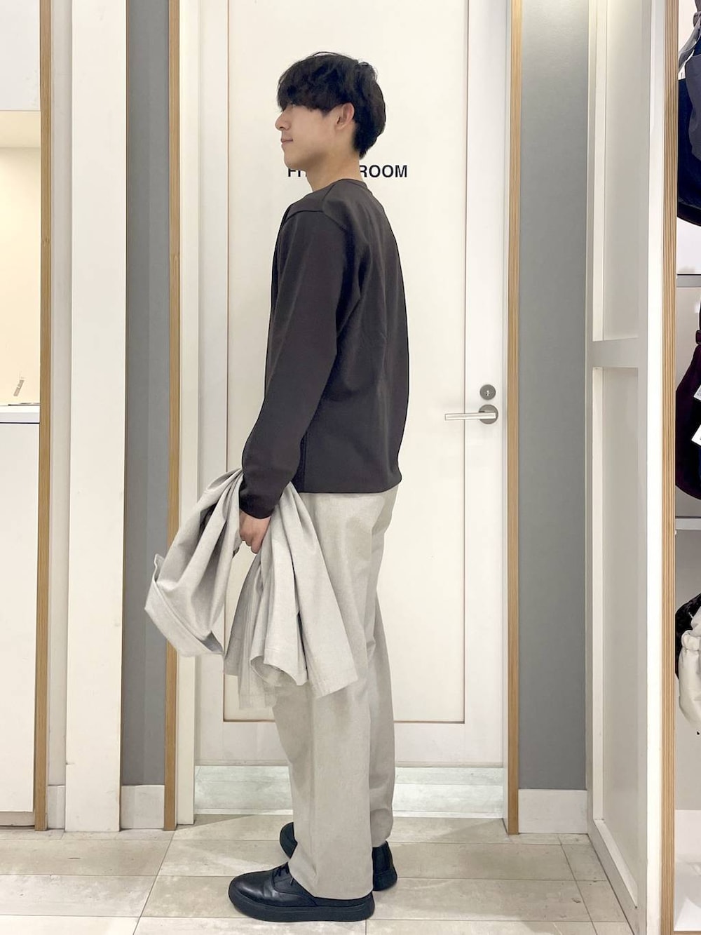 グレー系のその他シューズ、ベージュ系のその他パンツ、ベージュ系のシャツ/ブラウスを着用したメンズの秋コーディネートの5枚目の写真