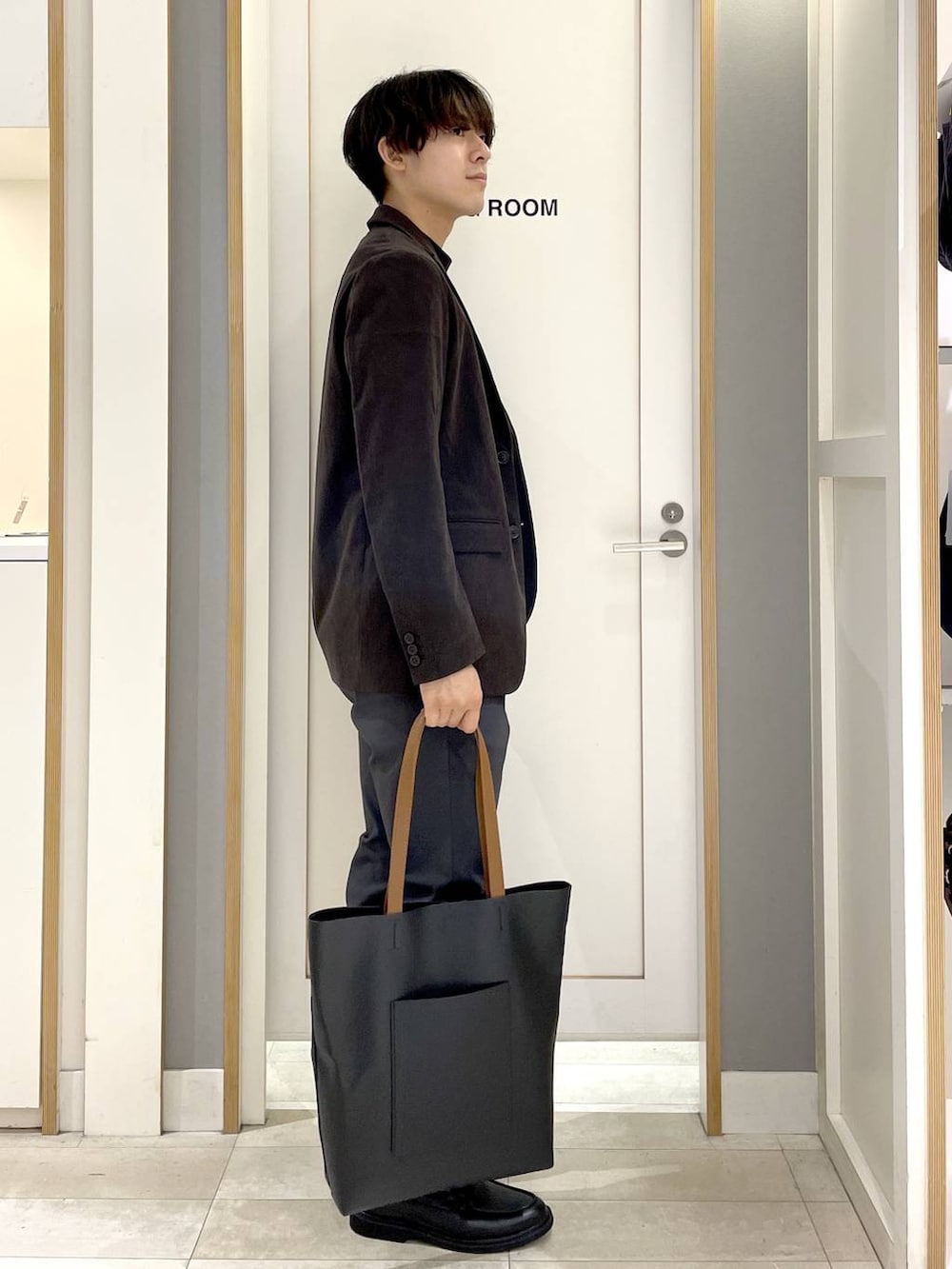 グレー系のその他パンツ、ブラック系のトートバッグ、グレー系のその他シューズを着用したメンズの秋コーディネートの4枚目の写真