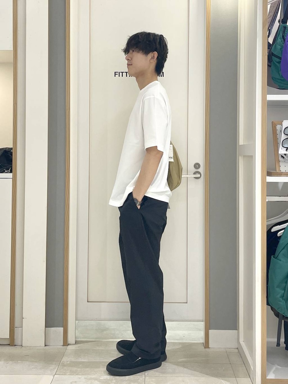グレー系のその他シューズ、ブラック系のその他パンツ、ホワイト系のTシャツ/カットソーを着用したメンズの夏コーディネートの3枚目の写真