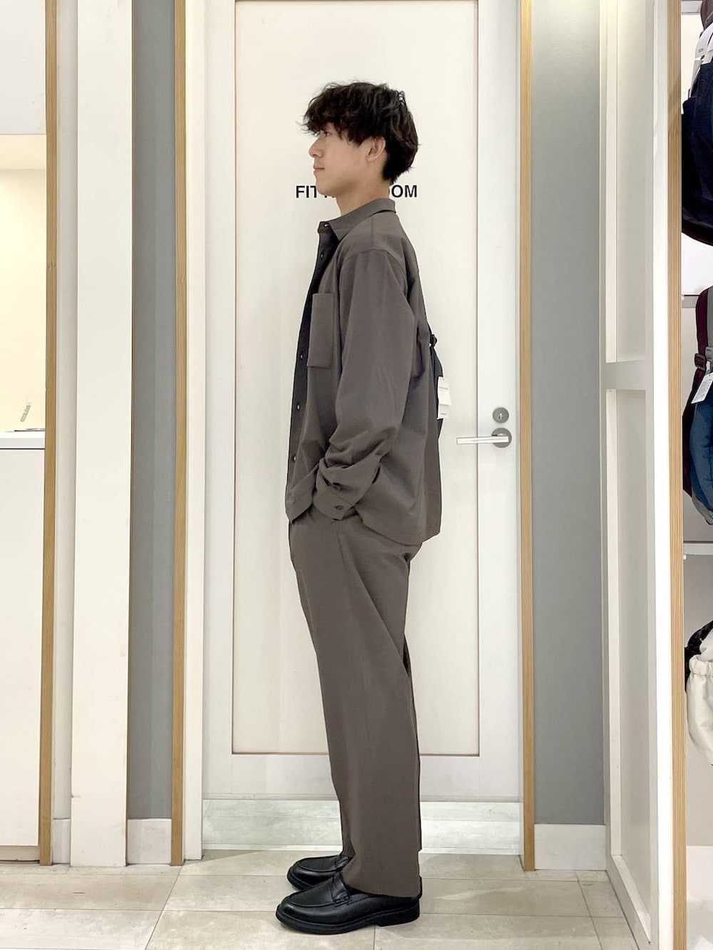 ブルー系のTシャツ/カットソー、ブラウン系のその他パンツ、グレー系のショルダーバッグを着用したメンズの秋コーディネートの5枚目の写真