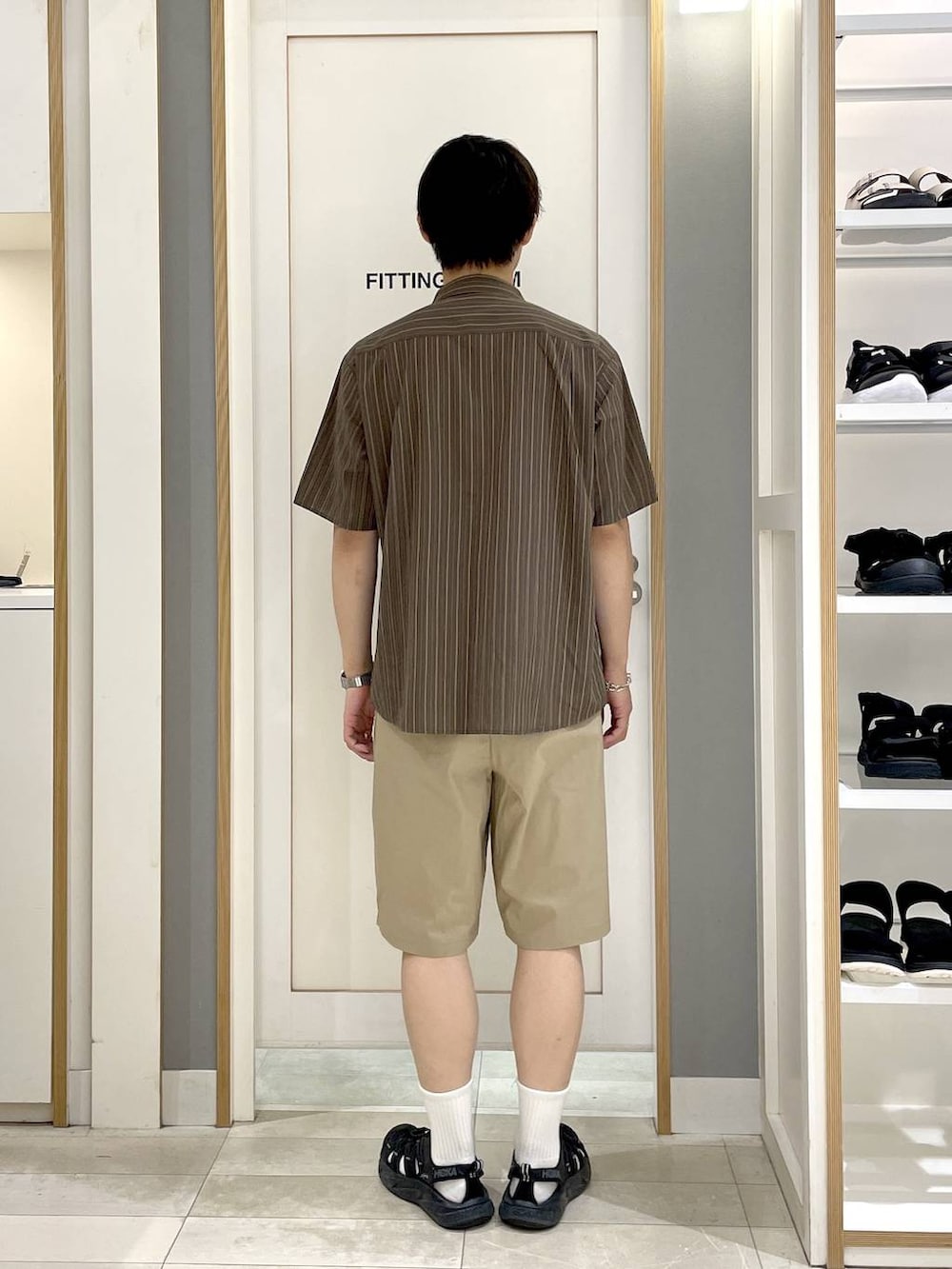 ブラウン系のシャツ/ブラウス、ベージュ系のその他パンツ、その他のショルダーバッグを着用したメンズの夏コーディネートの4枚目の写真
